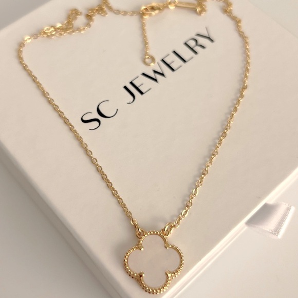 Clover Necklace Mother of Pearl 14k Gold Chain Color - Picture 5 of 11